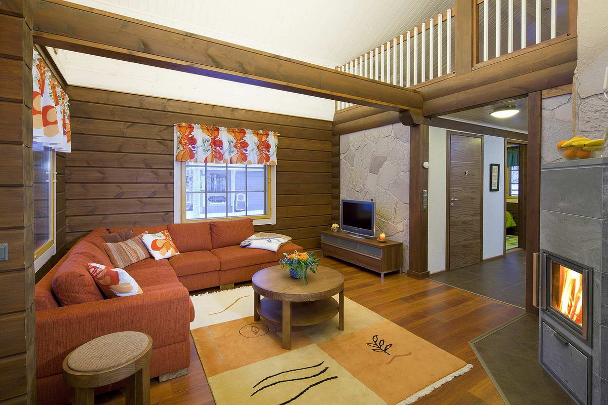 дерев'яний будинок з великим червоним диваном