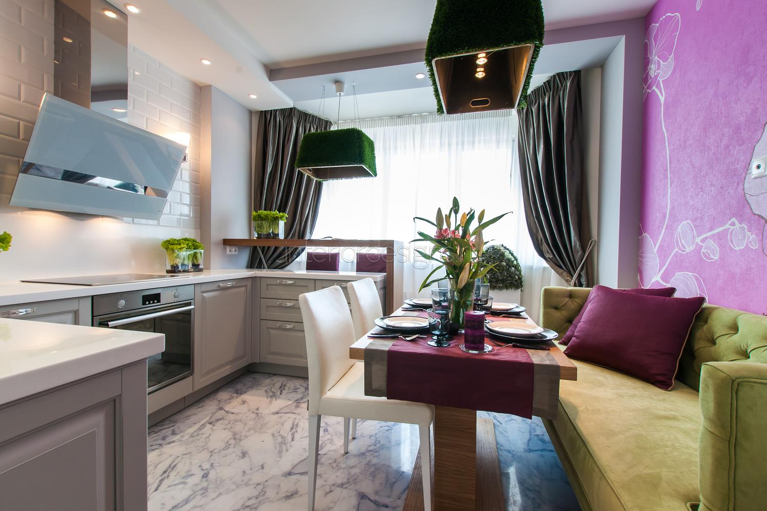 дизайн кухни-гостиной с зеленым диваном