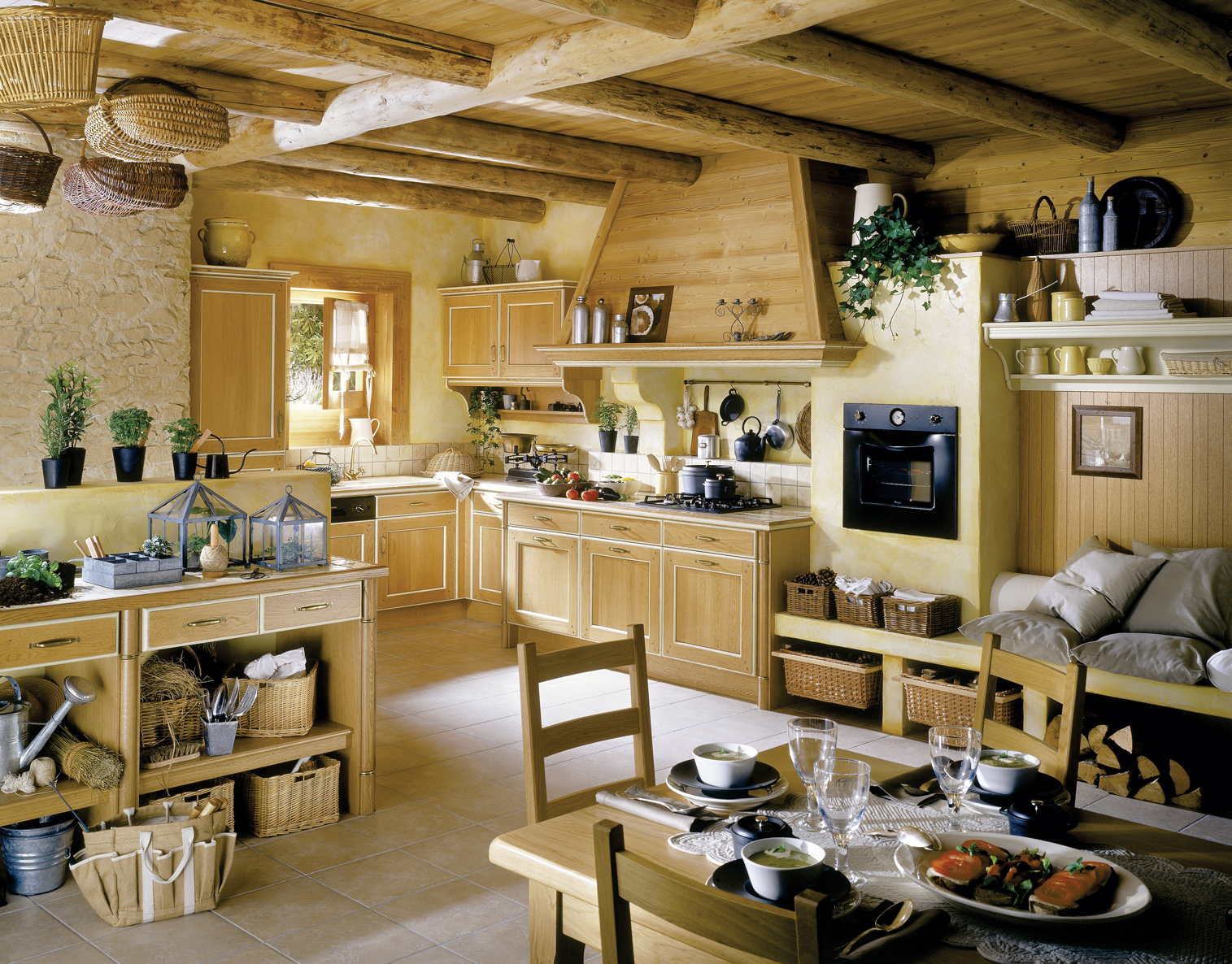 інтер'єр кухні-вітальні в дерев'яному будинку
