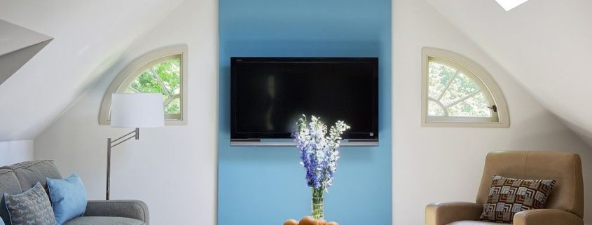 ТВ на контрастной стене