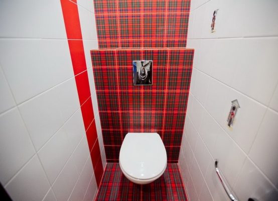 красная плитка в отделке туалета