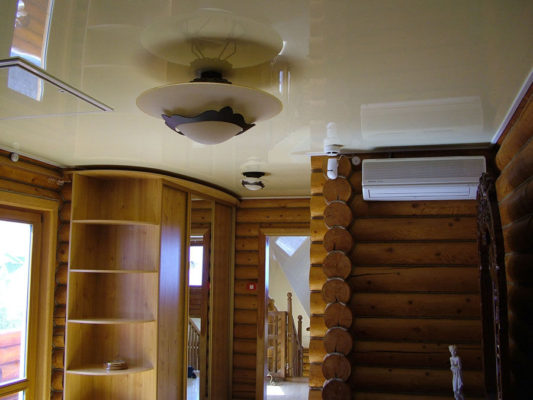 натяжные потолки в деревянном доме