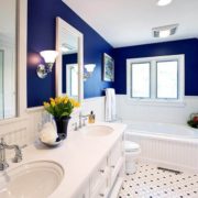 отделка ванной в бело-синем цвете