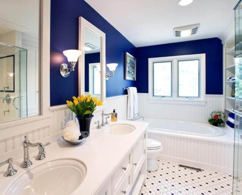 отделка ванной в бело-синем цвете