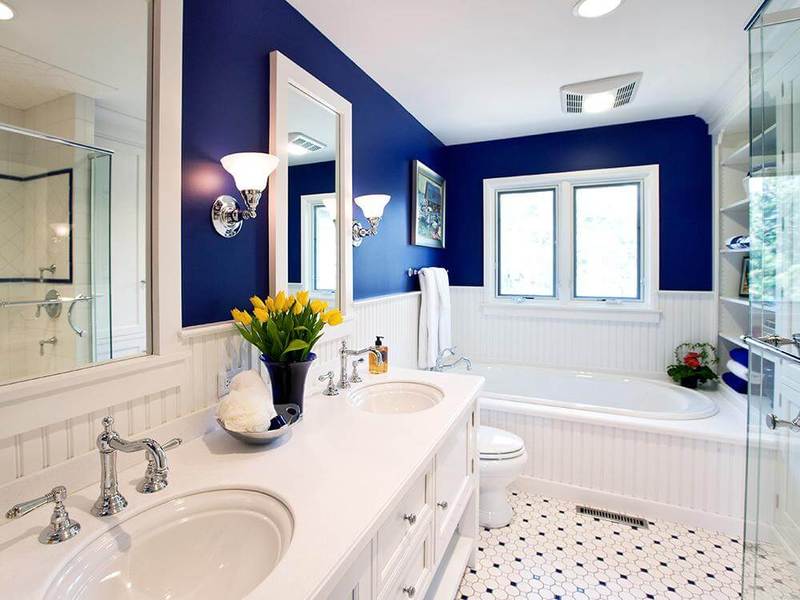 оздоблення ванної в біло-синьому кольорі
