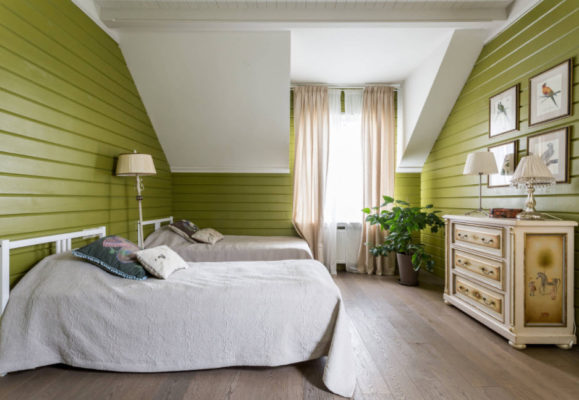 отделка мансарды зеленой вагонкой