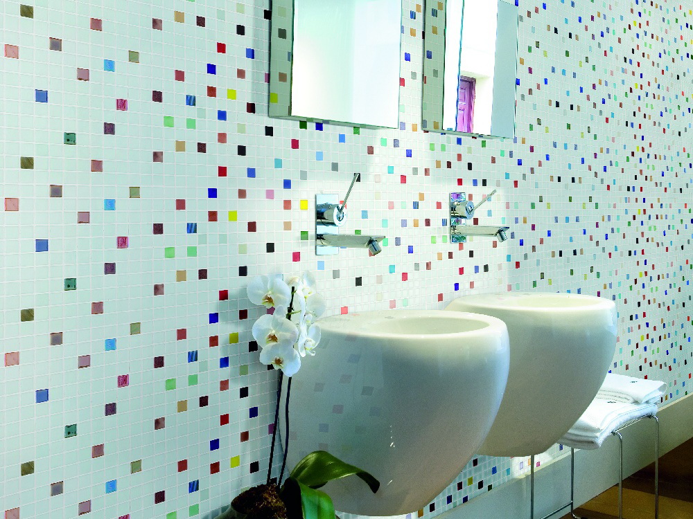 разноцветная мозаика в туалете