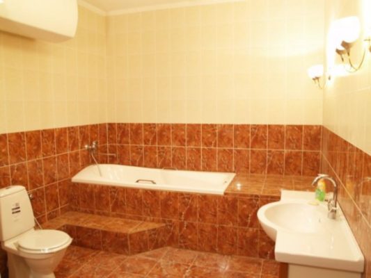 светло-коричневая плитка для ванной комнаты