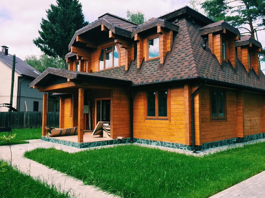 шикарний дерев'яний будинок