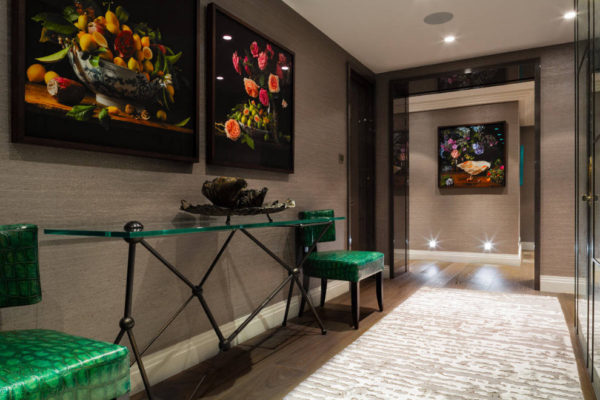 Контрасты в дизайне прихожей