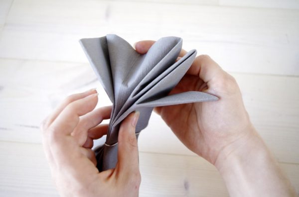 Салфетка-оригами: шаг шестой