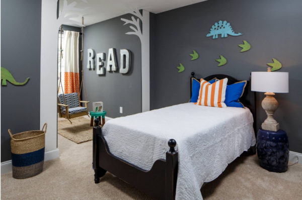 На фоне темных стен