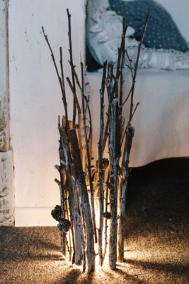 напольный светильник из веток: окрашивание