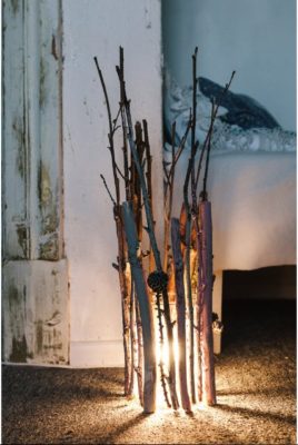 окрашенный напольный светильник из веток в скандинавском стиле