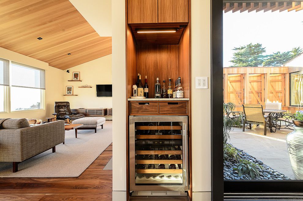 Подборка Холодильник мини-бар для дома — оптимальный вариант хранения алкогольных напитков на фото
				