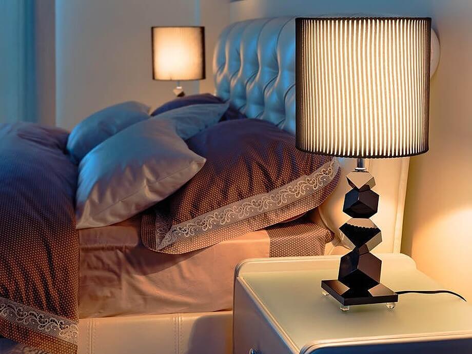 Светильник на прикроватную тумбочку в спальню 33 фото современные и дизайнерские модели