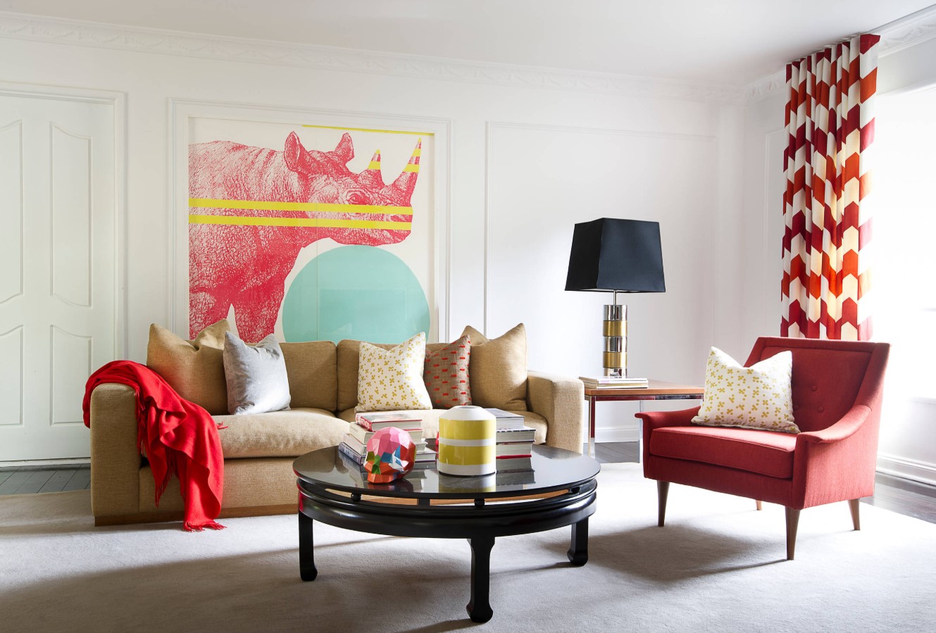 Элегантный интерьер гостиной в красном цвете