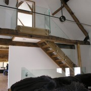 Деревянная лестница на второй этаж