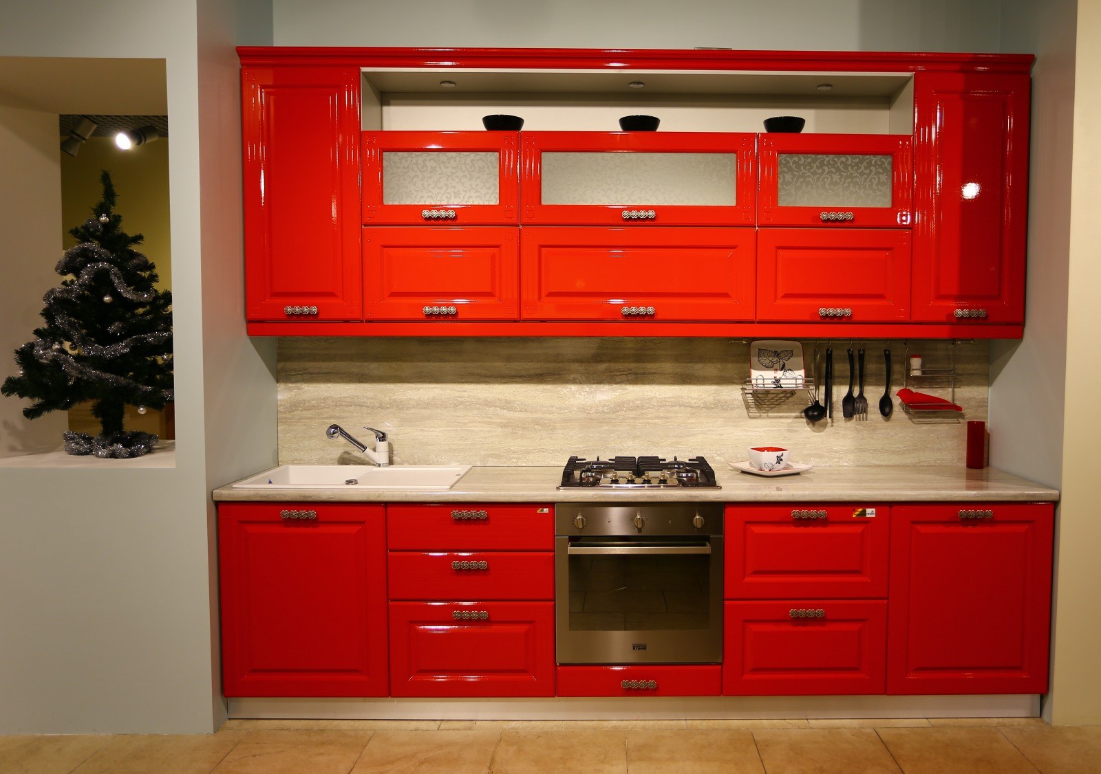 Красная кухня - реальные фото красных кухонь в интерьере с красным холодильником, с красным гарнитуром.Кухня — вкус комфорта