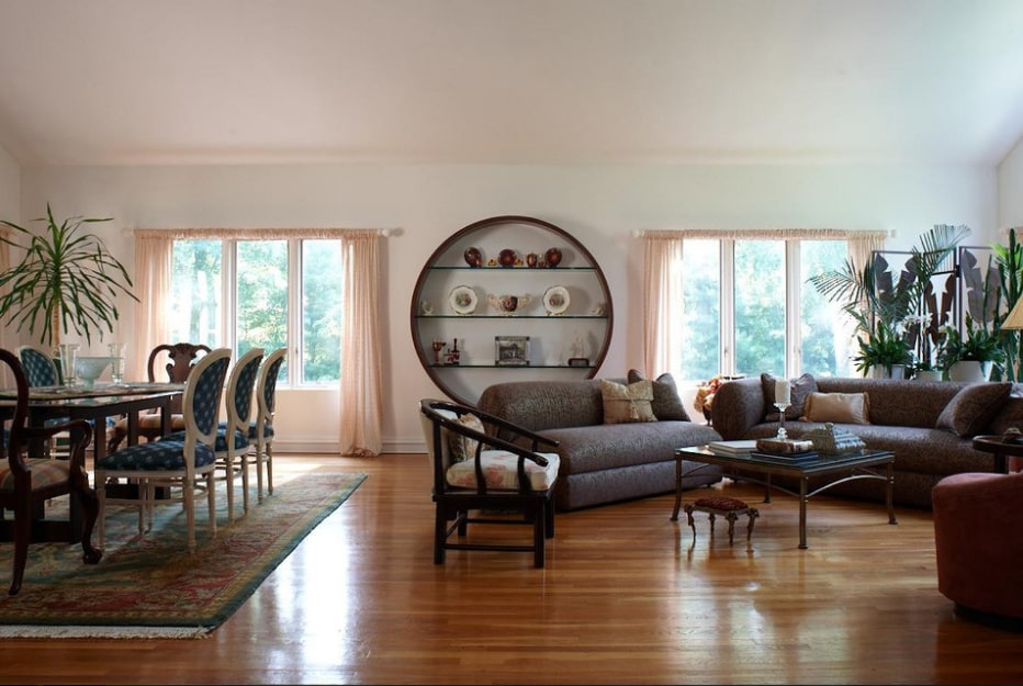Дизайн інтер'єру вітальні з двома вікнами: 100 фото