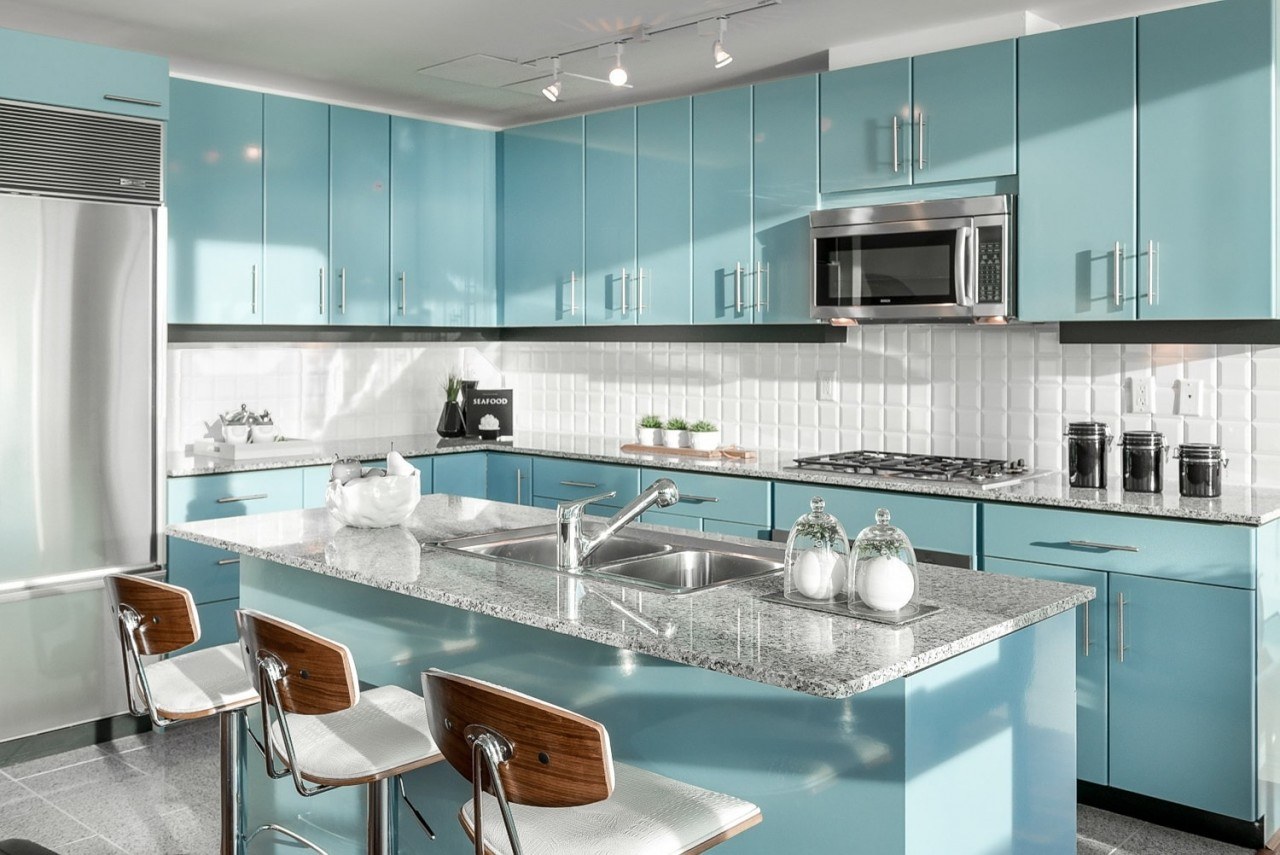 Бирюзовая кухня (70 фото): дизайн интерьеров кухонь в бирюзовых тонах, сочетания цветов