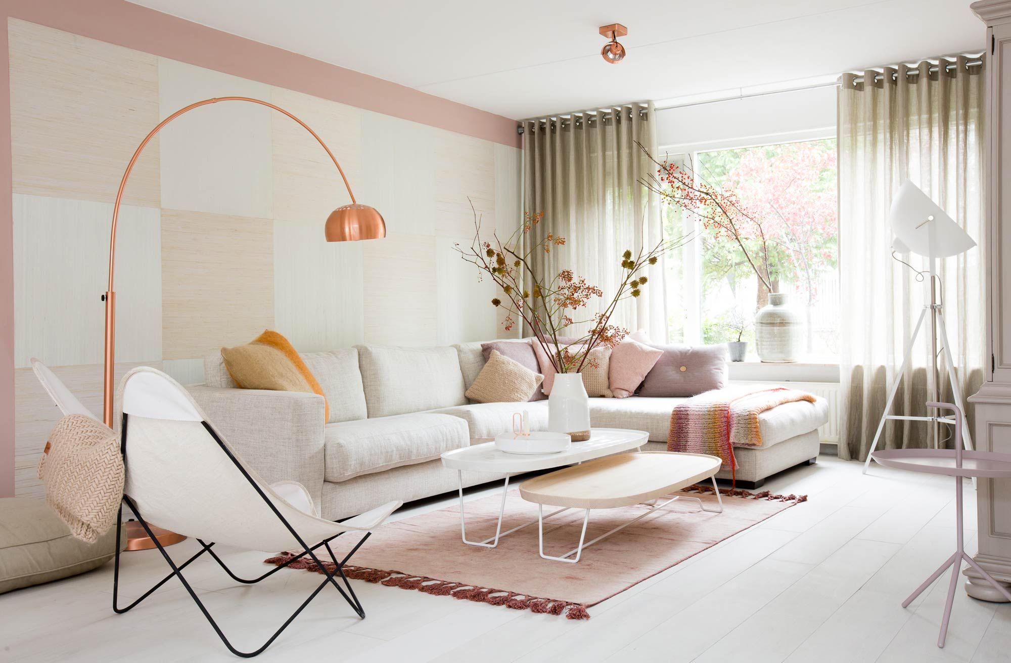 Розовая гостиная – 77 фото идей как можно сочетать интерьер с розовым оттенком