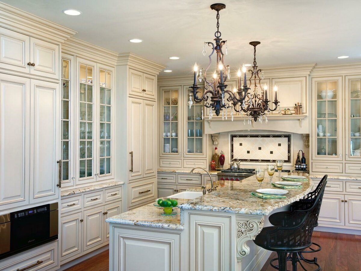 Люстры для кухни 2021 (91 фото): кухонные светильники от Tiffany в интерьере, красная кухня в стиле классика
