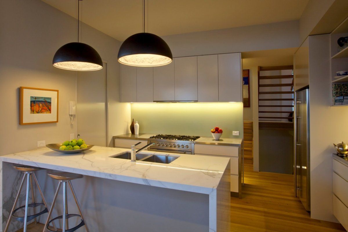 Какое выбрать освещение на кухне с натяжным потолком? ( 35 фото вариантов)