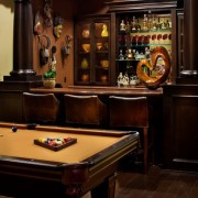 Биллиардный стол перед барной стойкой