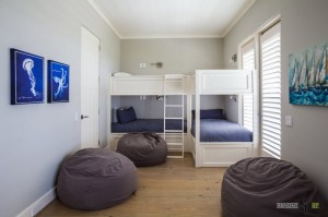 Три коричневых кресла-мешка в детской спальне