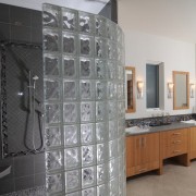 Округлая перегородка для душа