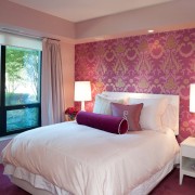 Фиолетовые обои в спальне
