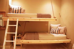 Двухъярусная кровать на подвесных канатах