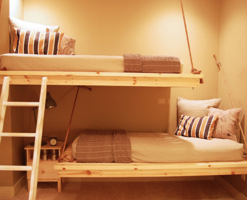 Двоярусне ліжко на підвісних канатах