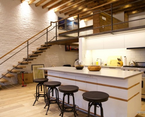 Кухня с лестницей