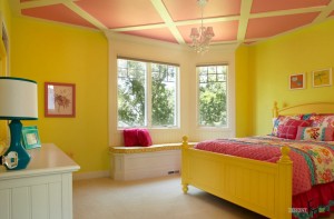 Яркий желтый на стенах и потолке детской