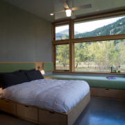 Спальня со смежными окнами