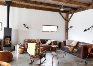 Деревянный потолок в гостиной