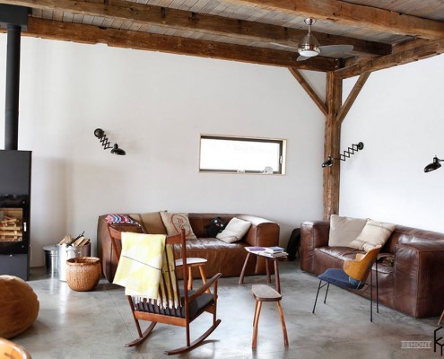 Деревянный потолок в гостиной