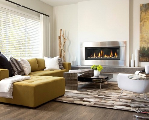 Желтый угловой диван у камина Желтый угловой диван у камина