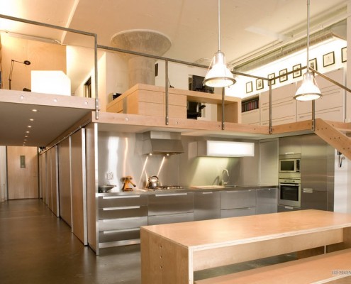 Кухня-передпокій у двоповерховому будинку