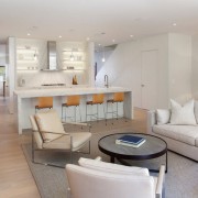 Белая кухня-студия