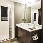Ванная комната с контрастной мебелью