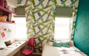 Яркие обои в спальне