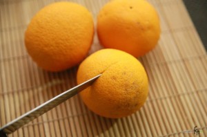 Надрезать кожицу по окружности апельсина