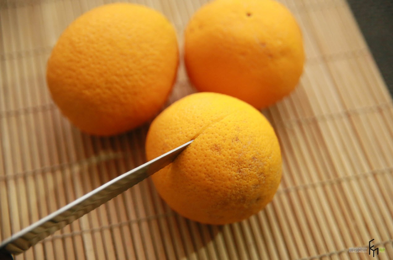 Надрезать кожицу по окружности апельсина