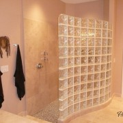 Волнообразная перегородка из стеклоблоков