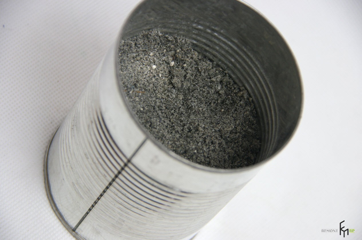 Добавьте на 3/4 банки песка