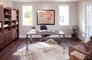 Рабочий стол в центре комнаты