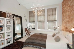 Напольное зеркало в спальне